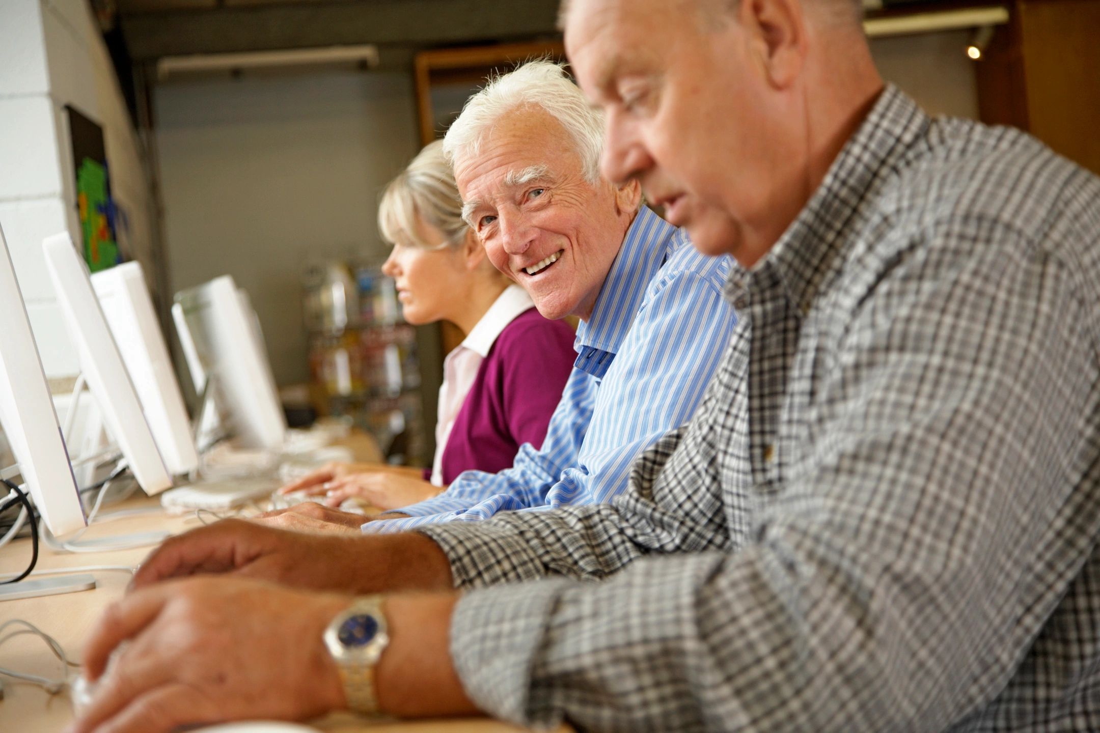 Покупка недвижимости пенсионерам. Пожилой человек за компьютером. Старики и компьютер. Пожилые люди. Пенсионеры и компьютер.